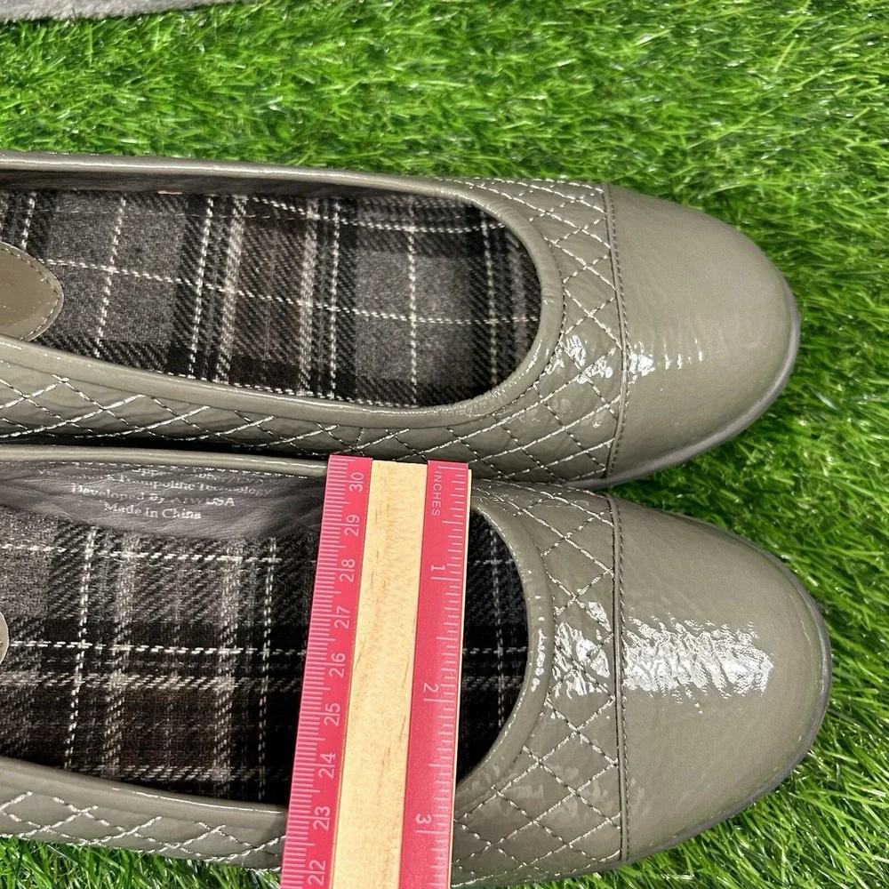 Gravity Defyer VersoShock Flats Womens 10.5 Gray Quilted Patent Leather